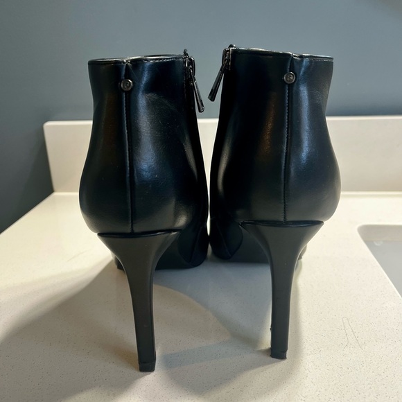 French Connection Sleek Black Ankle Booties Sz9 - Picture 2 of 10